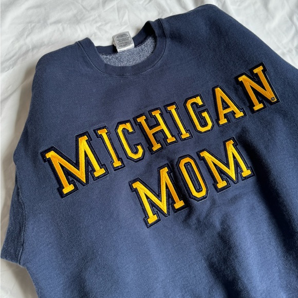 SOLD ⭐️ Vintage 90s Michigan Mom Crewneck - Picture 4 of 7